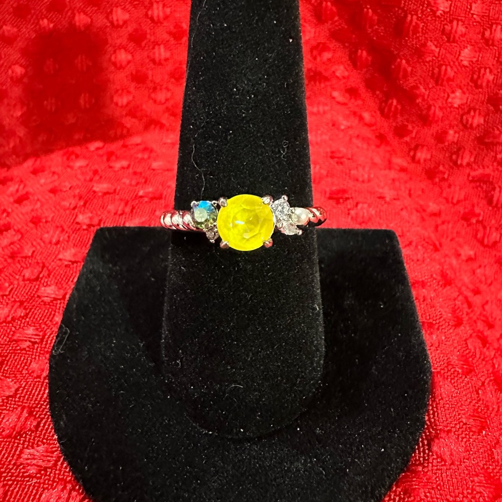 Costume Jewelry Ring. Size 9.